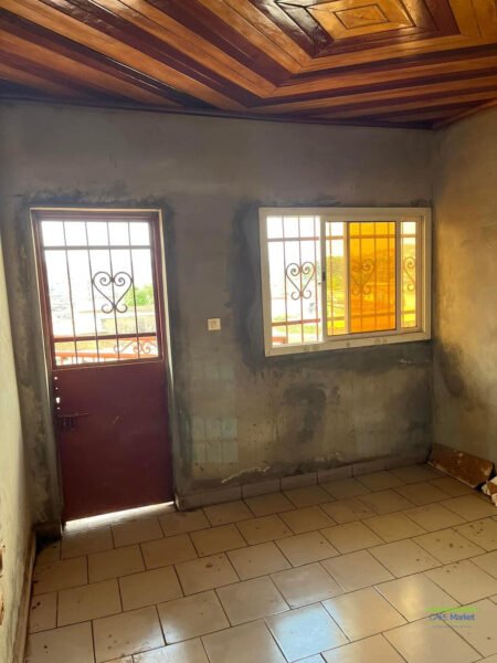 Yaounde Santa Barbara - A louer bureaux 1 piece, 1 salle de bain - Situé au Rez de chaussee