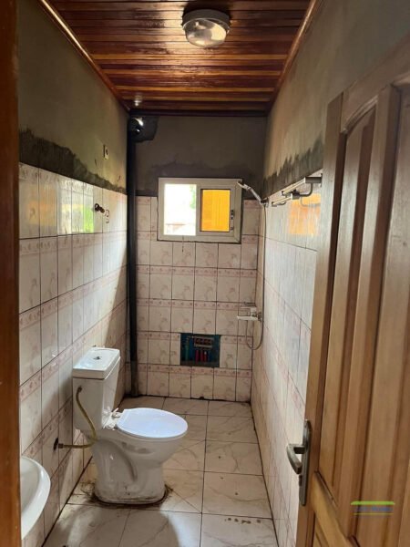 Yaounde Santa Barbara - A louer bureaux 1 piece, 1 salle de bain - Situé au Rez de chaussee