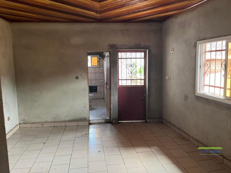 Yaounde Santa Barbara - A louer bureaux 1 piece, 1 salle de bain - Situé au Rez de chaussee