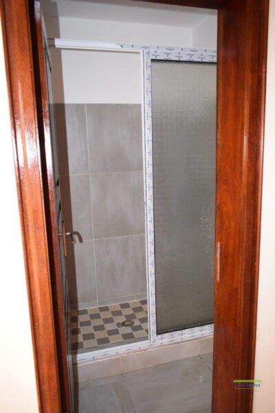 A vendre duplex 4 chambres 3 douches 3 WC- Terrain 212 m2