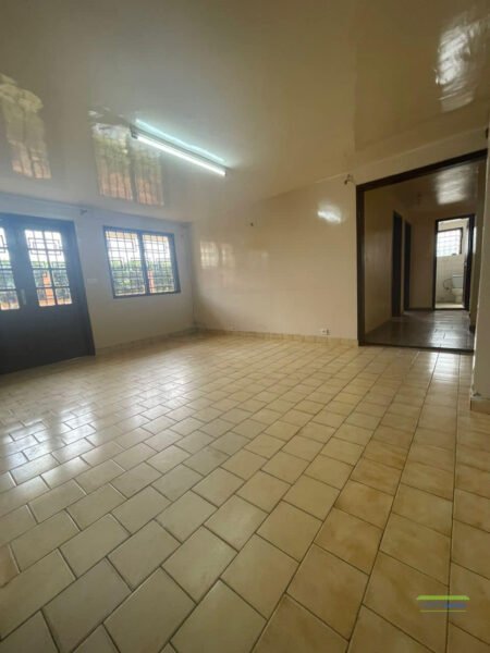 APPARTEMENT INDIVIDUEL BIEN SPACIEUX À LOUER À NGOUSSO