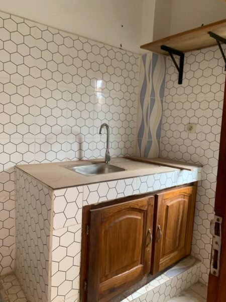 Studios modernes jamais habité avec eau chaude en Nkoabang non loin du carrefour accès groudronner partout ( parking disponible)