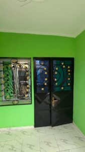 Studios modernes jamais habité avec eau chaude en Nkoabang non loin du carrefour accès groudronner partout ( parking disponible)