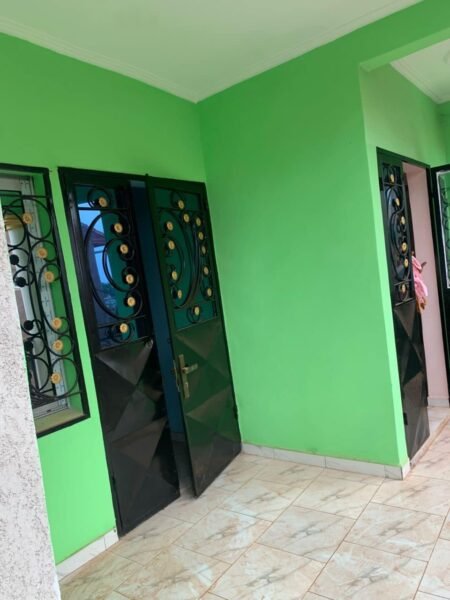 Studios modernes jamais habité avec eau chaude en Nkoabang non loin du carrefour accès groudronner partout ( parking disponible)