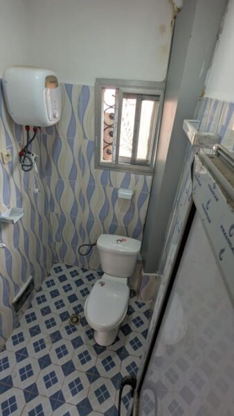 Studios modernes jamais habité avec eau chaude en Nkoabang non loin du carrefour accès groudronner partout ( parking disponible)