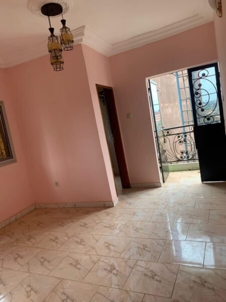 Studios modernes jamais habité avec eau chaude en Nkoabang non loin du carrefour accès groudronner partout ( parking disponible)