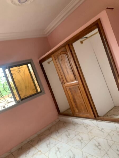 Studios modernes jamais habité avec eau chaude en Nkoabang non loin du carrefour accès groudronner partout ( parking disponible)