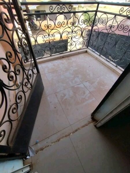 Studio moderne à louer avec forage, parking et très accessible