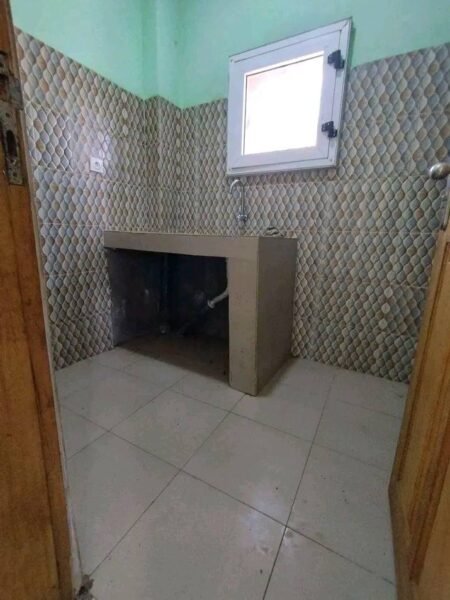 Studio moderne à louer avec forage, parking et très accessible