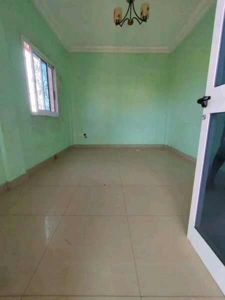 Studio moderne à louer avec forage, parking et très accessible