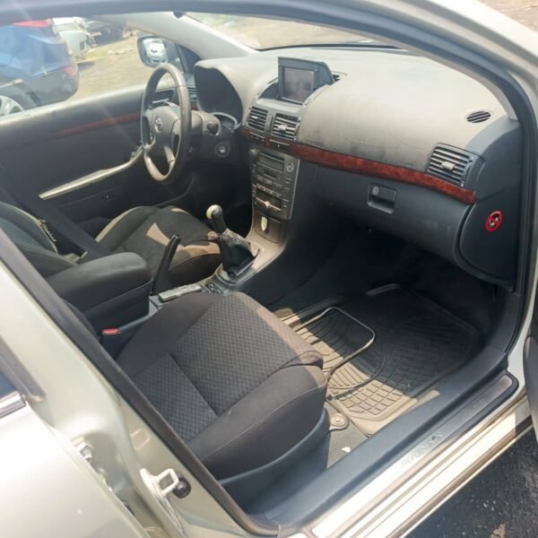 Toyota Avensis tête de cochon berline année 2006