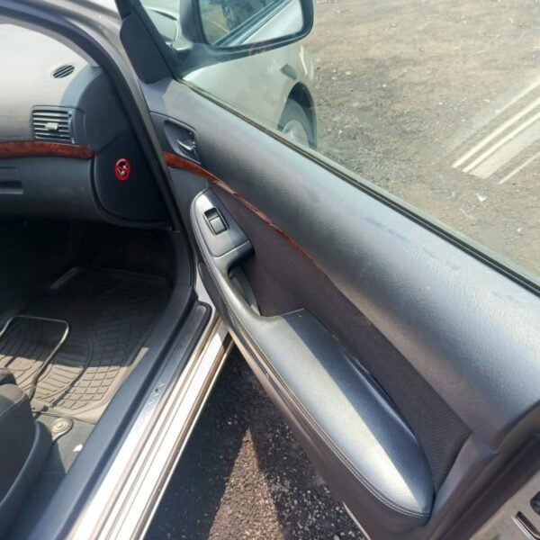 Toyota Avensis tête de cochon berline année 2006