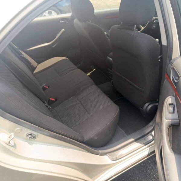 Toyota Avensis tête de cochon berline année 2006