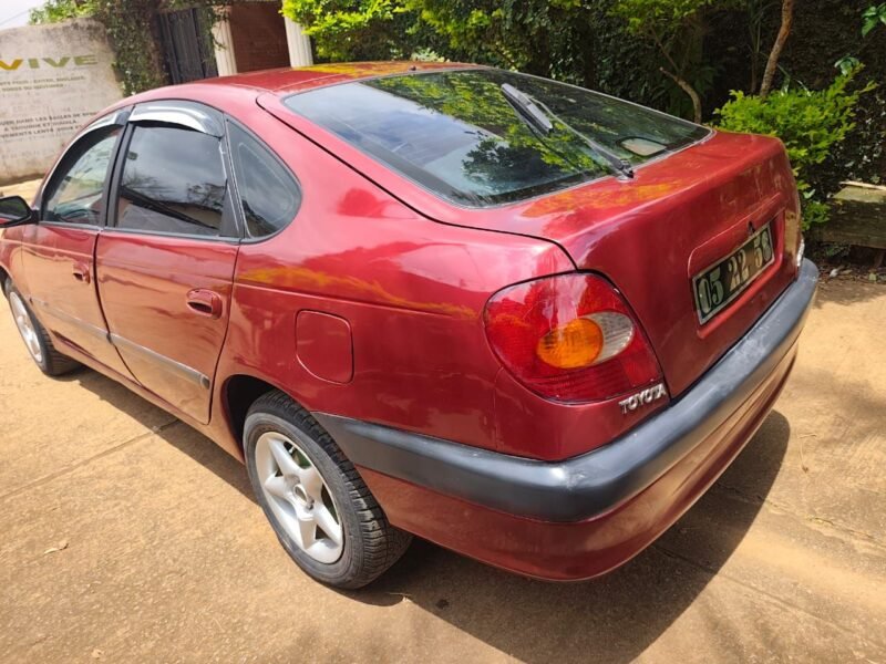 Toyota Avensis leafback